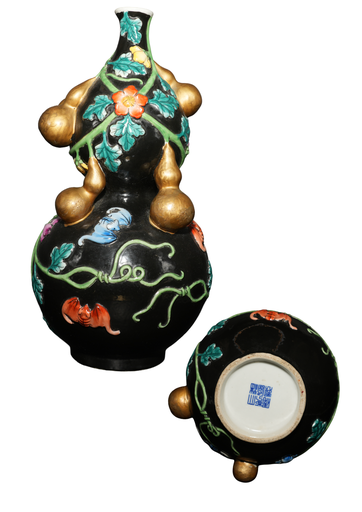 F000494 黑地粉彩堆塑福祿萬代葫蘆瓶